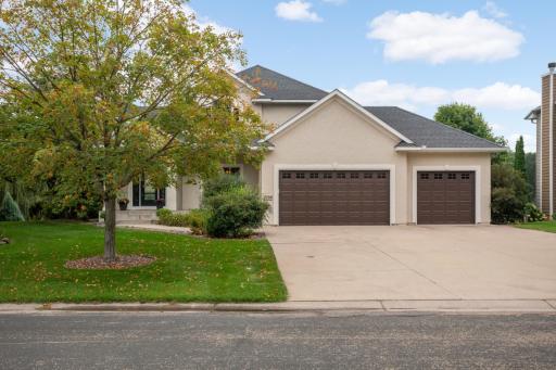 Extra Photos Showing The Lovely Front Yard And House