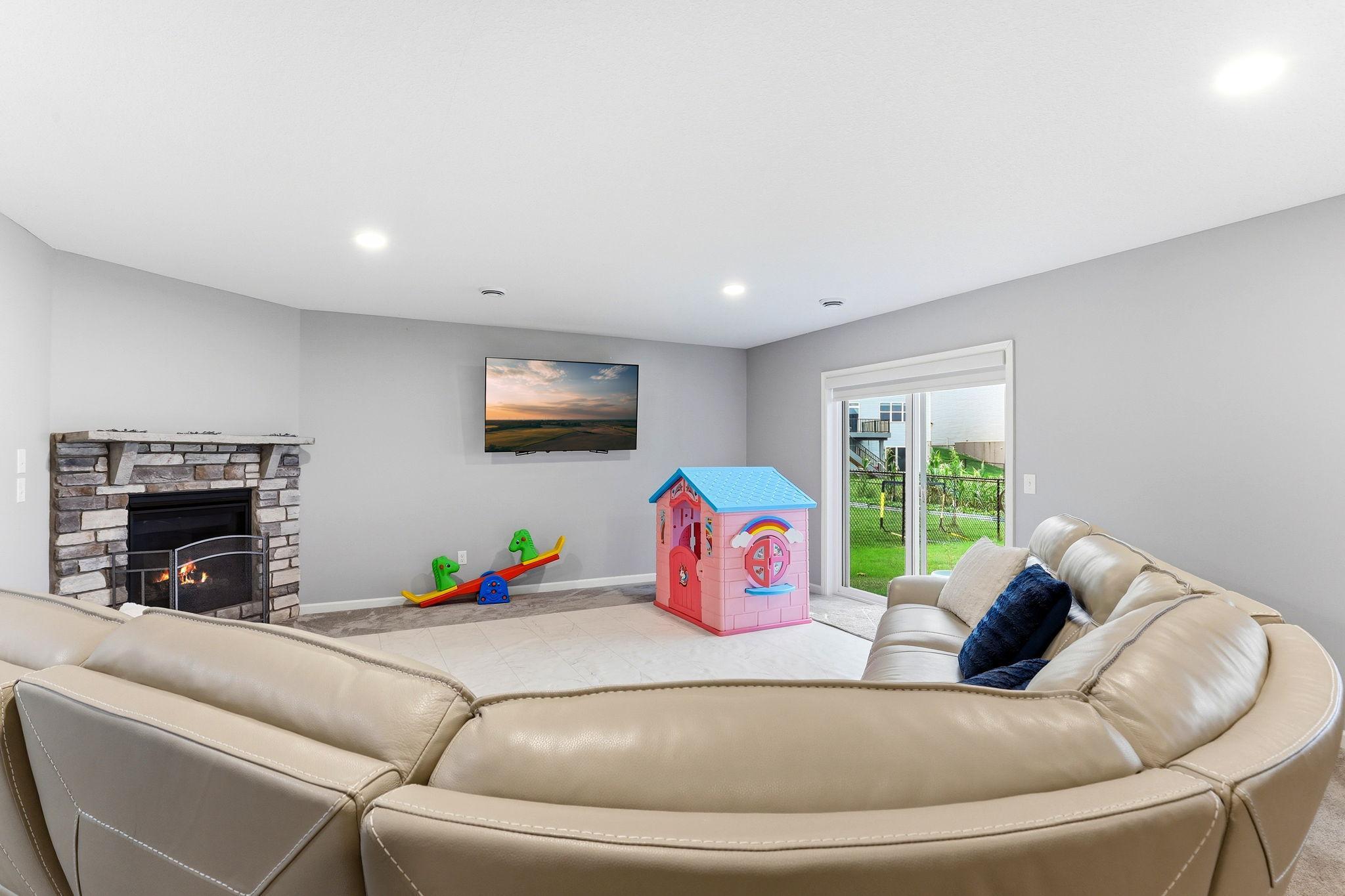 35-web-or-mls-15197-Snowy-Owl-St-NW-35.jpg