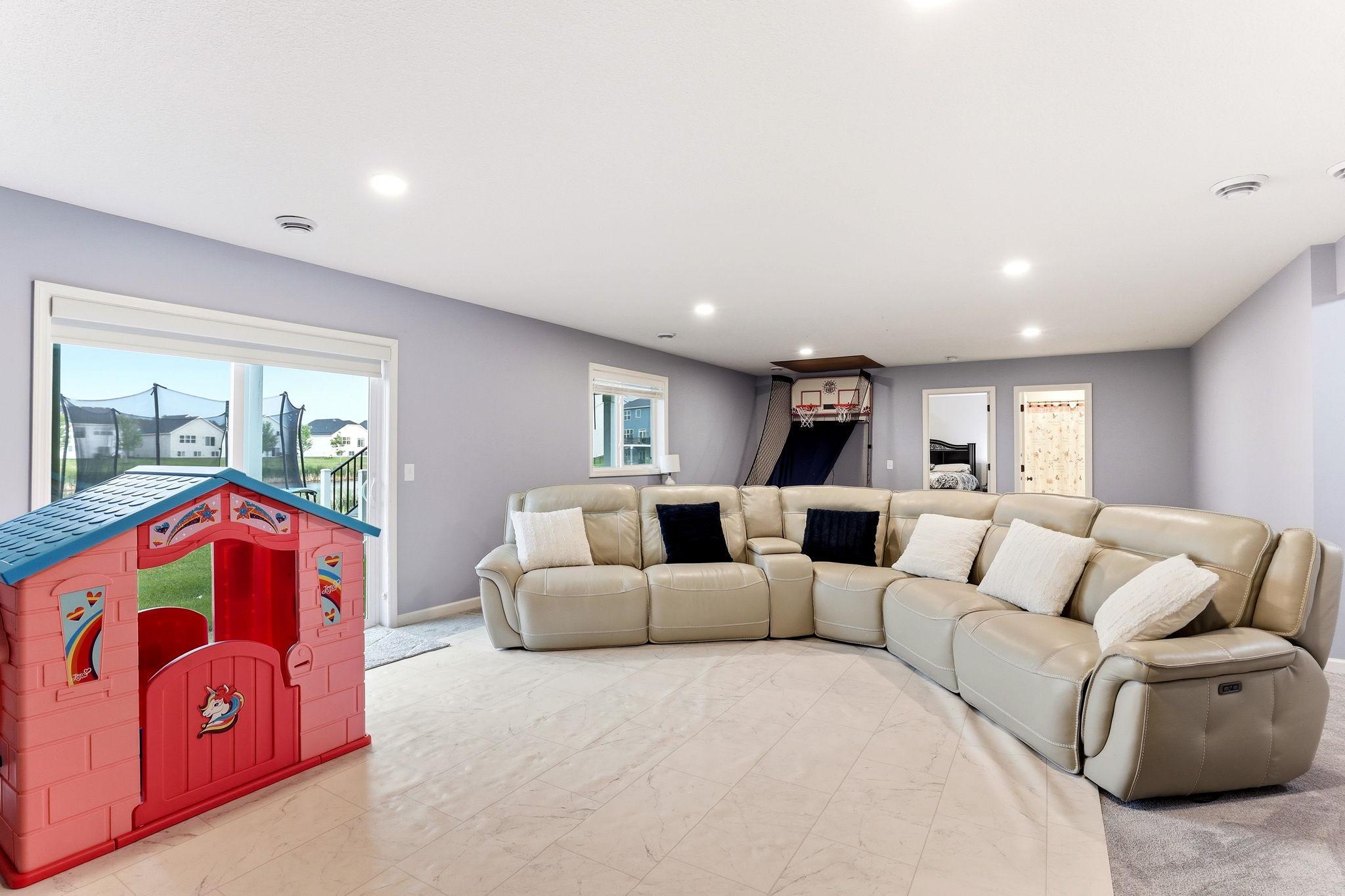36-web-or-mls-15197-Snowy-Owl-St-NW-36.jpg