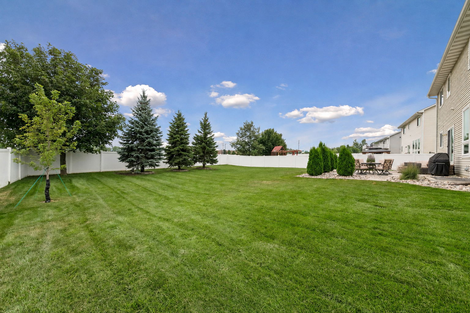 Conveniently located in central Prior Lake...close to schools, shopping and walk to downtown!