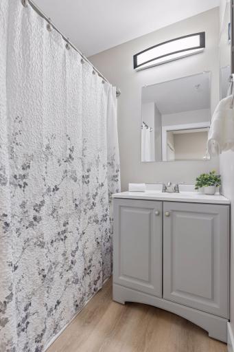 Brand new vanity, faucet & lighting in this full bath!