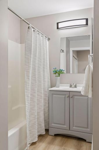 Brand new vanity, faucet & lighting in this full bath!