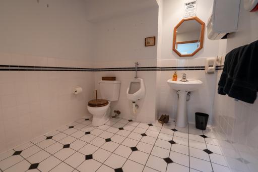 The shop has its very own bathroom, along with electric as well as being heated and insulated. If you're running a home based business, this is really handy to not have to go all the way to the house