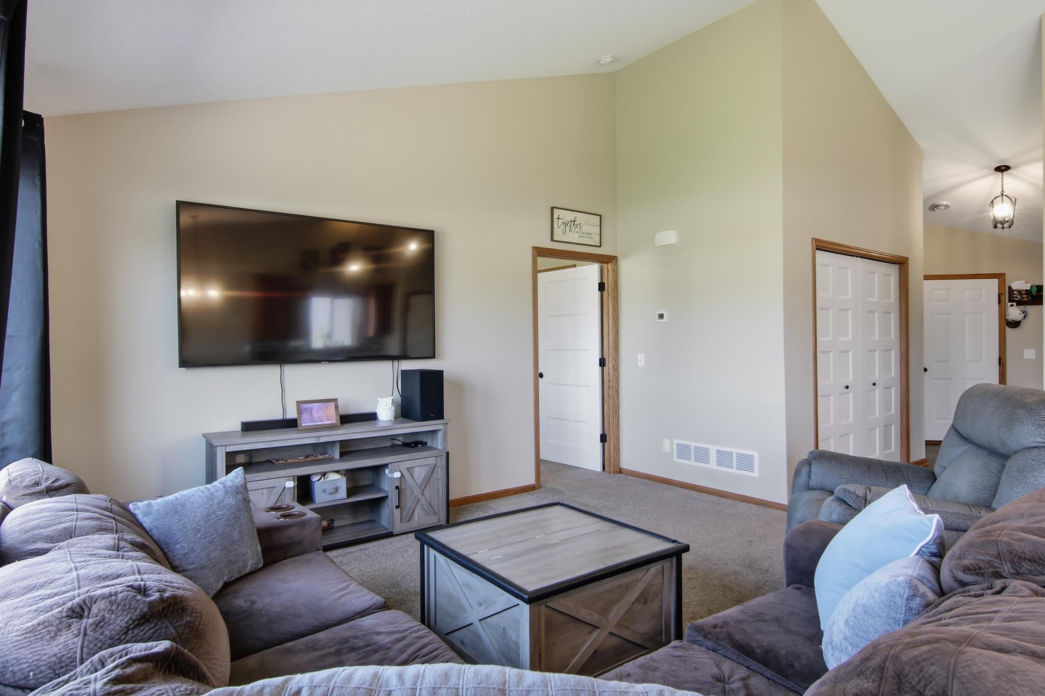 02-LivingRoom-5-jpg.jpg