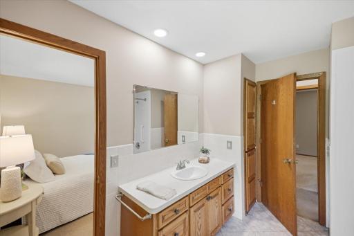 Upper Level Full Bathroom (Remodeled 2020)