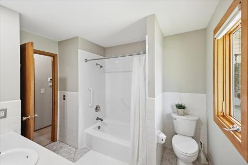 Upper Level Full - Bathroom