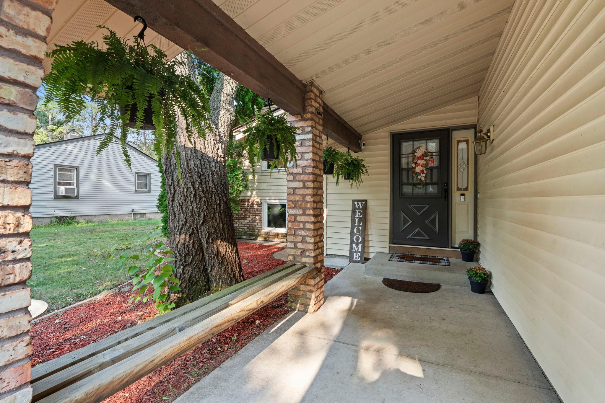 Covered front entrance of 11547 Flintwood