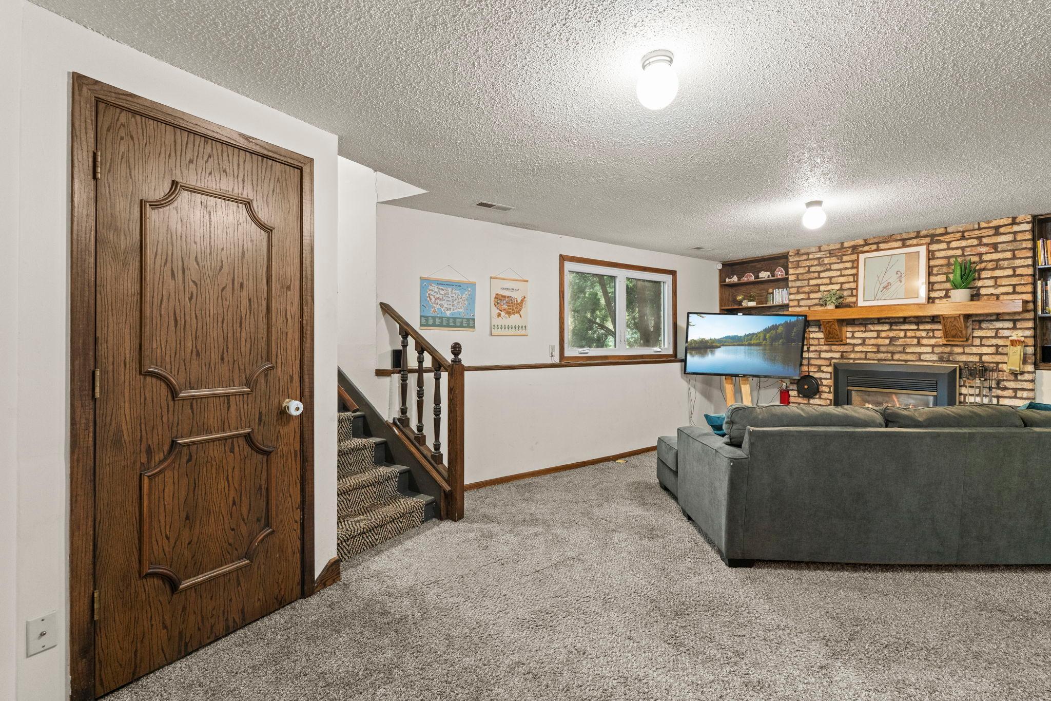53-web-or-mls-11547 Flintwood St NW-128.jpg