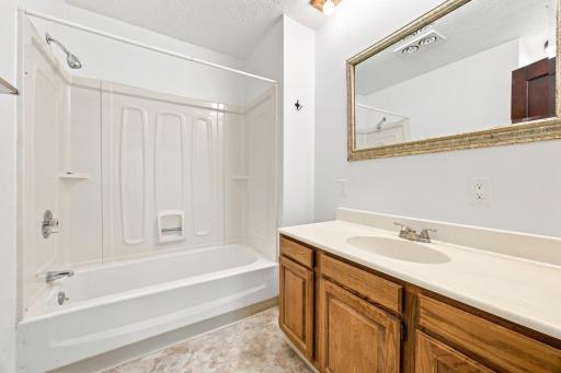 1021 9th Avenue N, Fargo, ND 58102