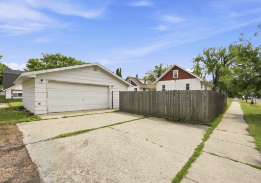 1021 9th Avenue N, Fargo, ND 58102