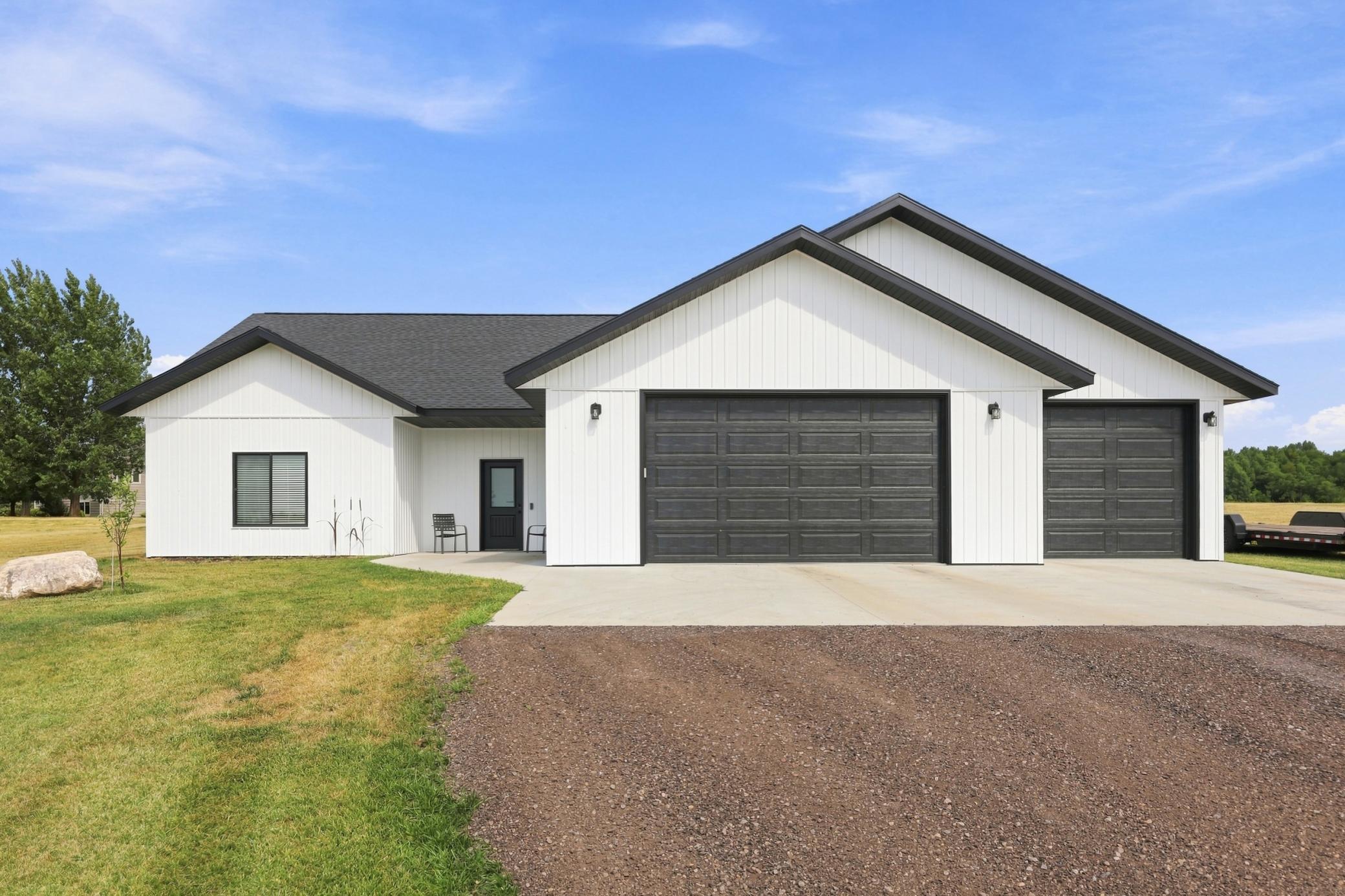 Welcome Home to 15400 Trillium Trl, Lake Park!