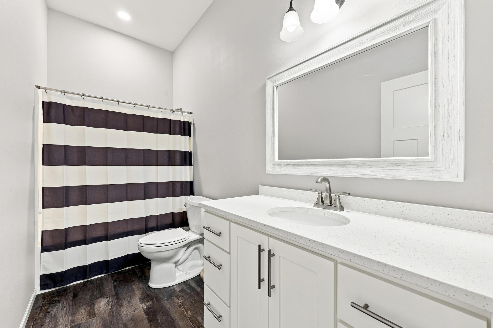Full Bathroom w/Quartz Countertops