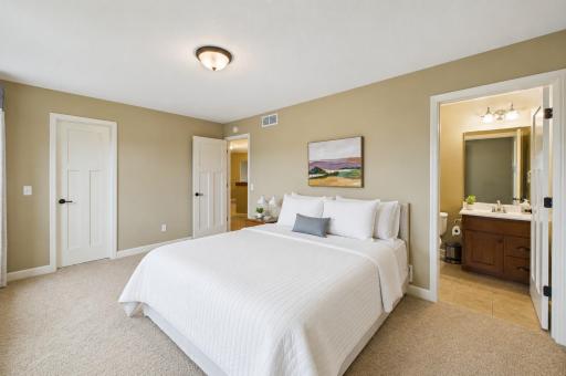 Jr Suite w 3/4 en suite Bath