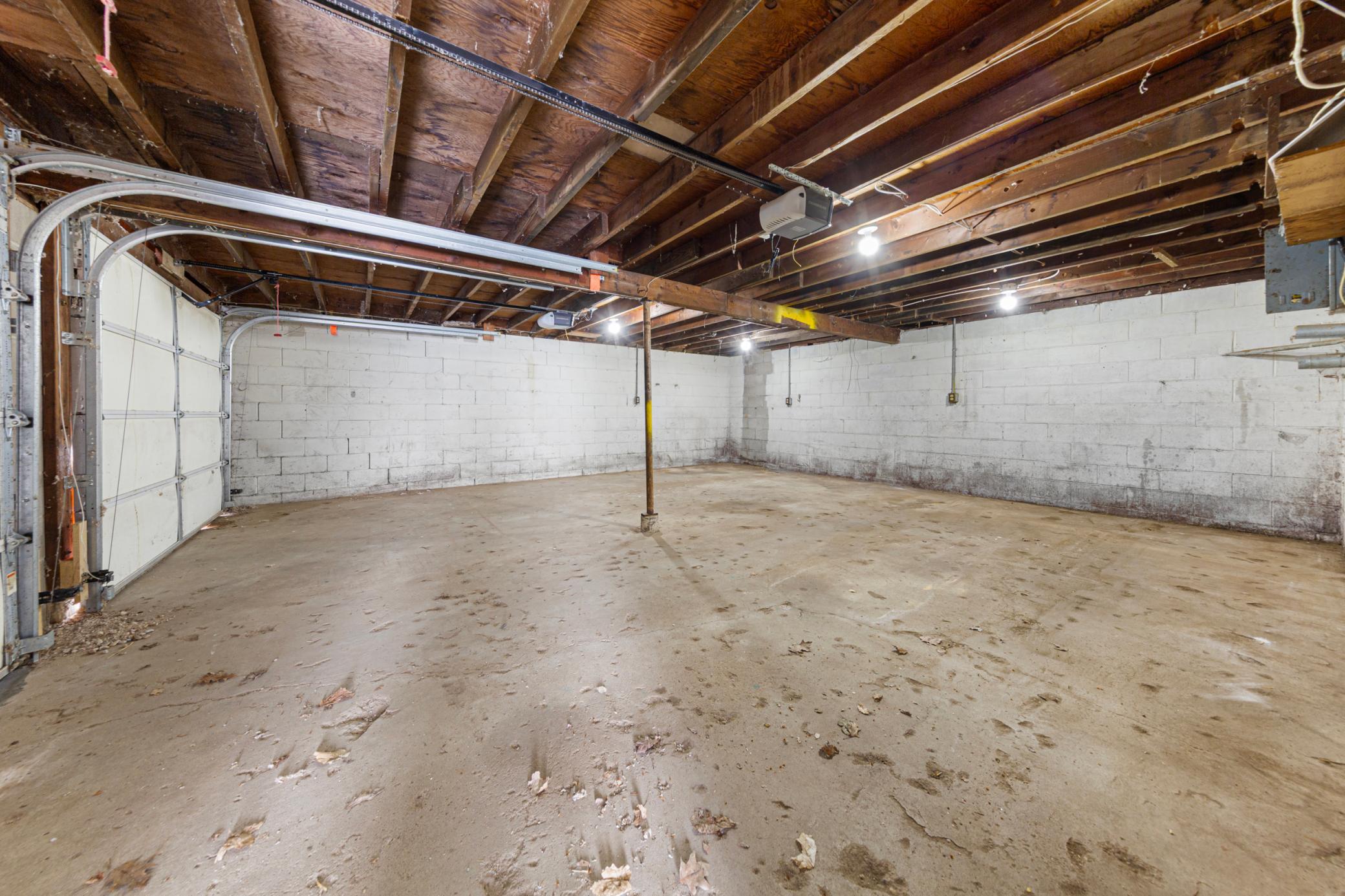 45_39 garage.jpg