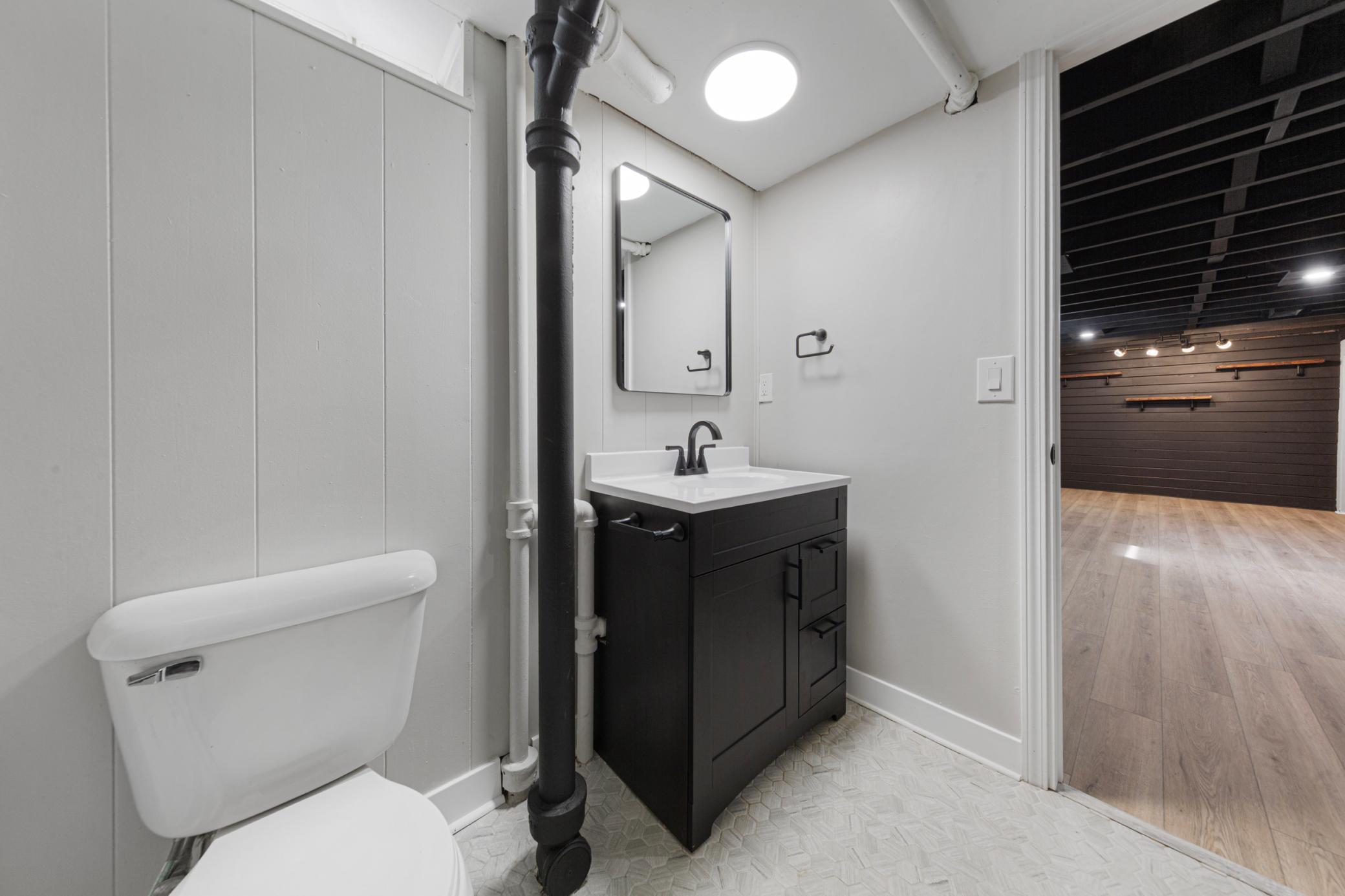 39_33 bathroom_lower.jpg