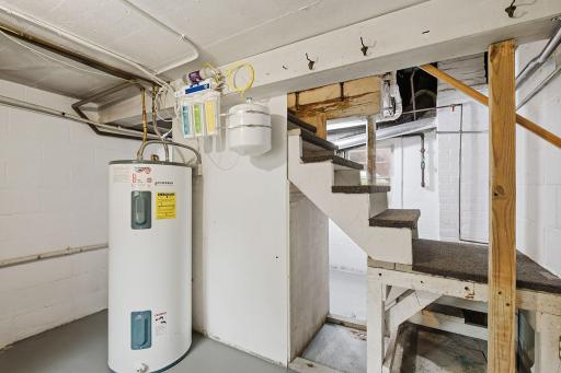 Cheers to fresh, filtered water! A reverse osmosis system sits tucked under the stairs, with room left over for holiday decor & storage.