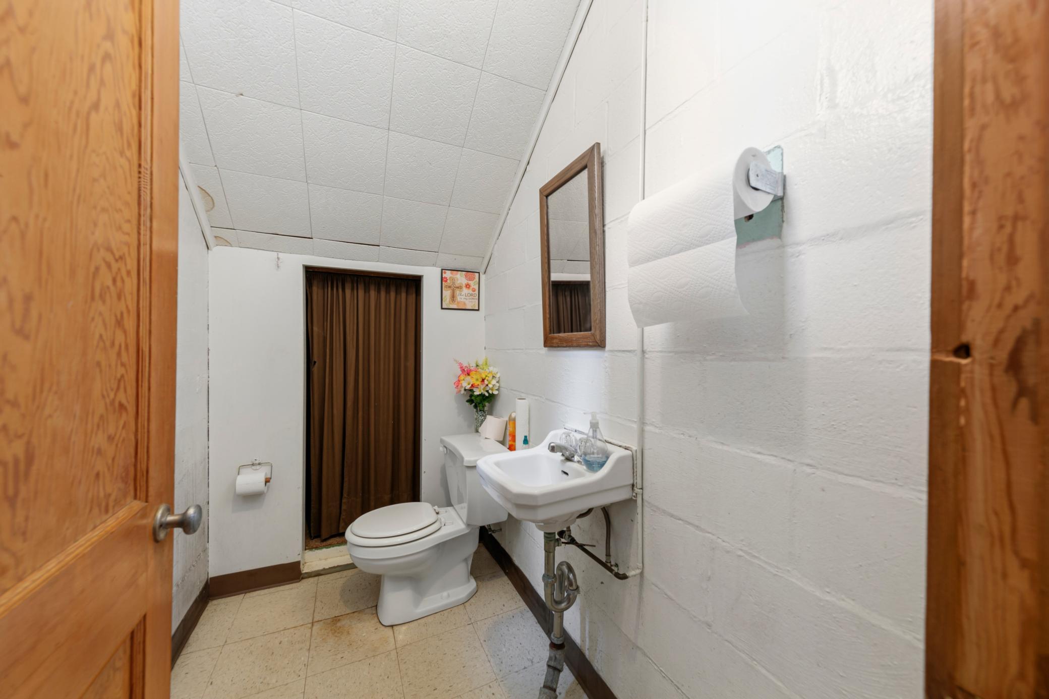 24 bathroom_lower.jpg