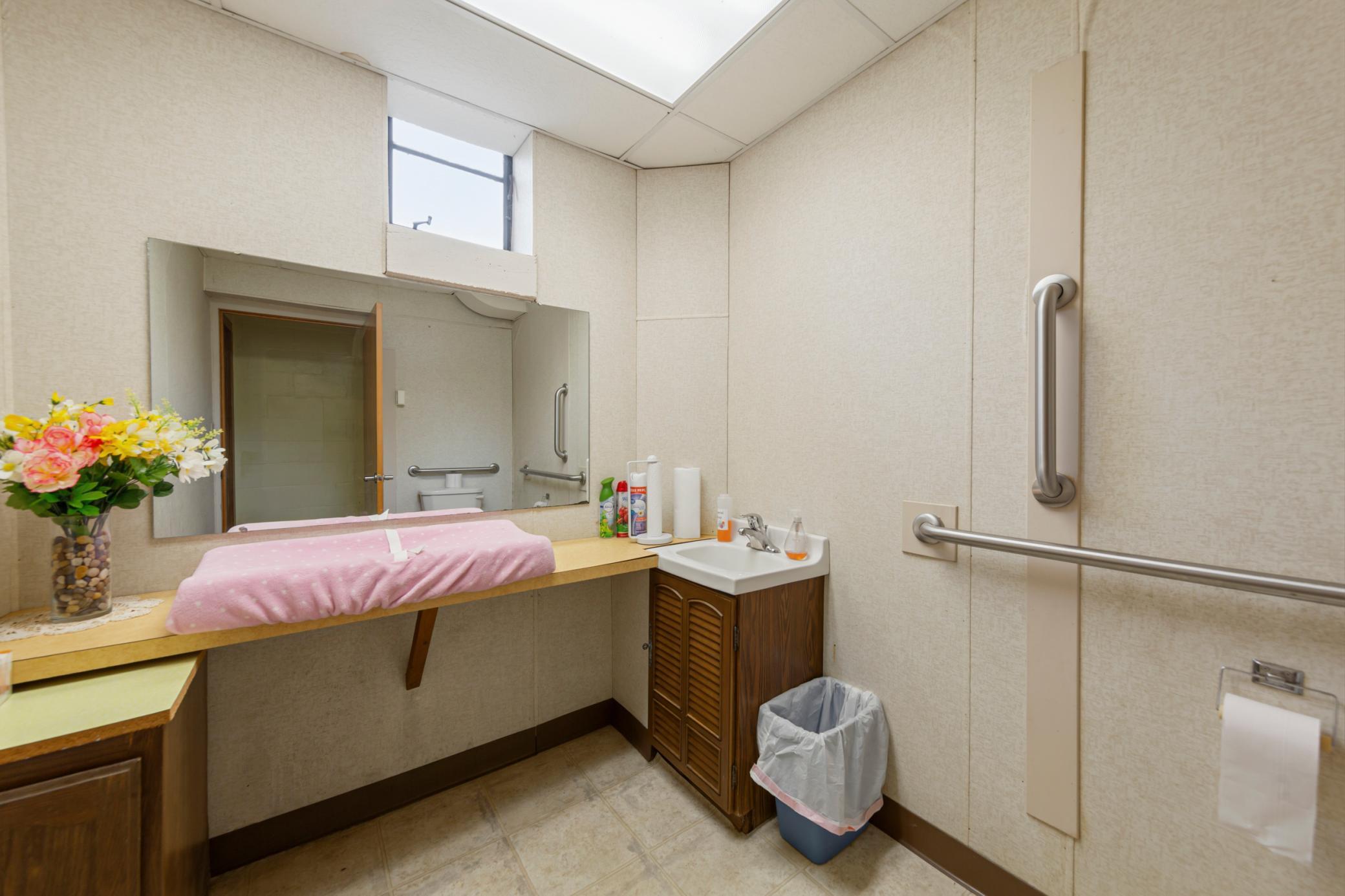 23 bathroom_lower.jpg