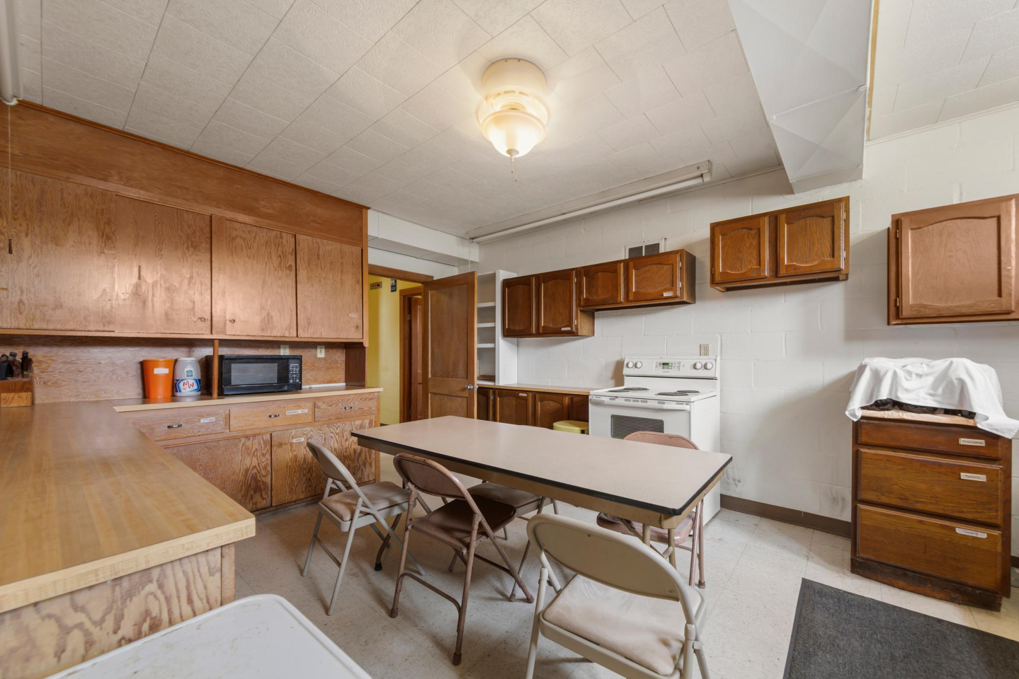 21 kitchen_lower.jpg