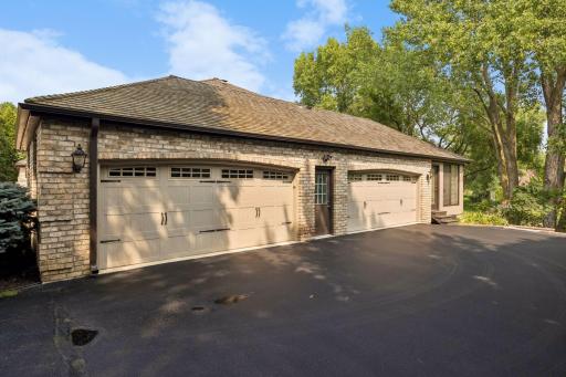4+ garage and side entry to 3-season porch