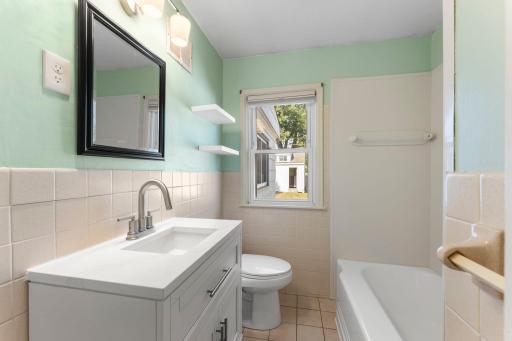 Full Bathroom on main