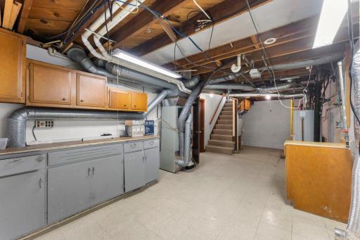 Enjoy having a workshop and ample storage.