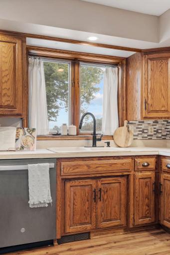 16-web-or-mls-1407 Bay Point Dr SE-16.jpg
