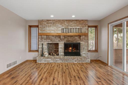 18-web-or-mls-1407 Bay Point Dr SE-18.jpg