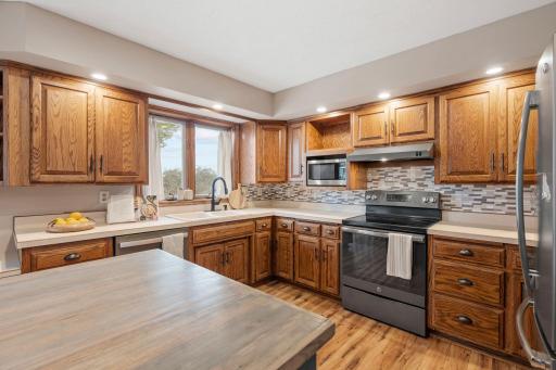 13-web-or-mls-1407 Bay Point Dr SE-13.jpg