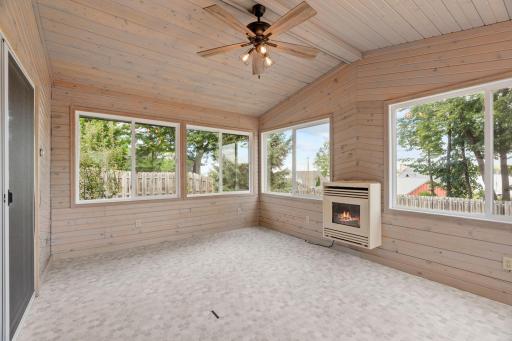 21-web-or-mls-1407 Bay Point Dr SE-21.jpg
