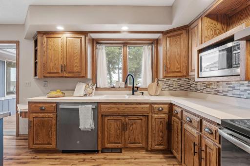 14-web-or-mls-1407 Bay Point Dr SE-14.jpg