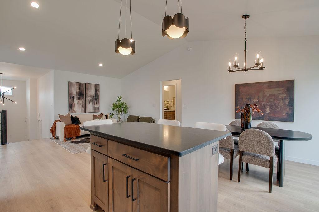6739_SELKIRK_DR_S-17.jpg
