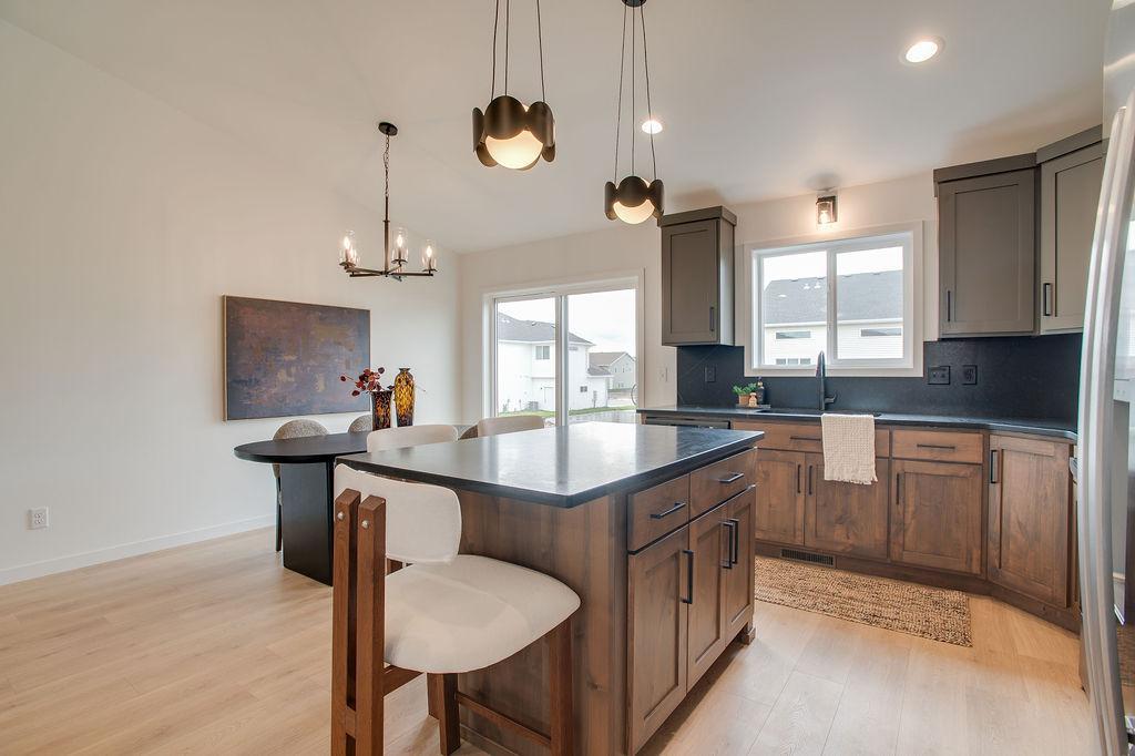 6739_SELKIRK_DR_S-20.jpg