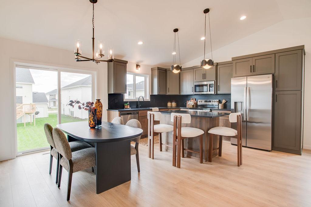 6739_SELKIRK_DR_S-13.jpg