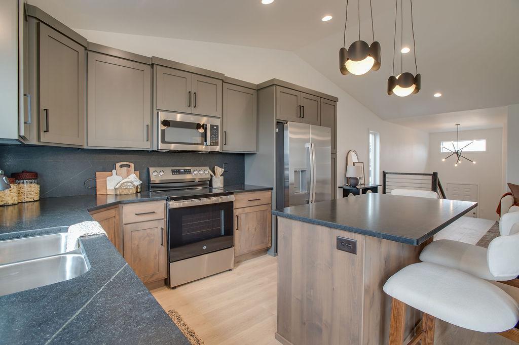 6739_SELKIRK_DR_S-16.jpg