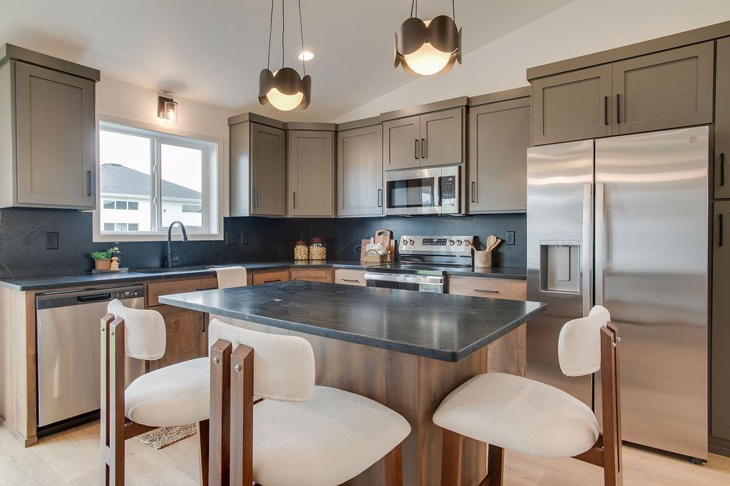 6739_SELKIRK_DR_S-14.jpg