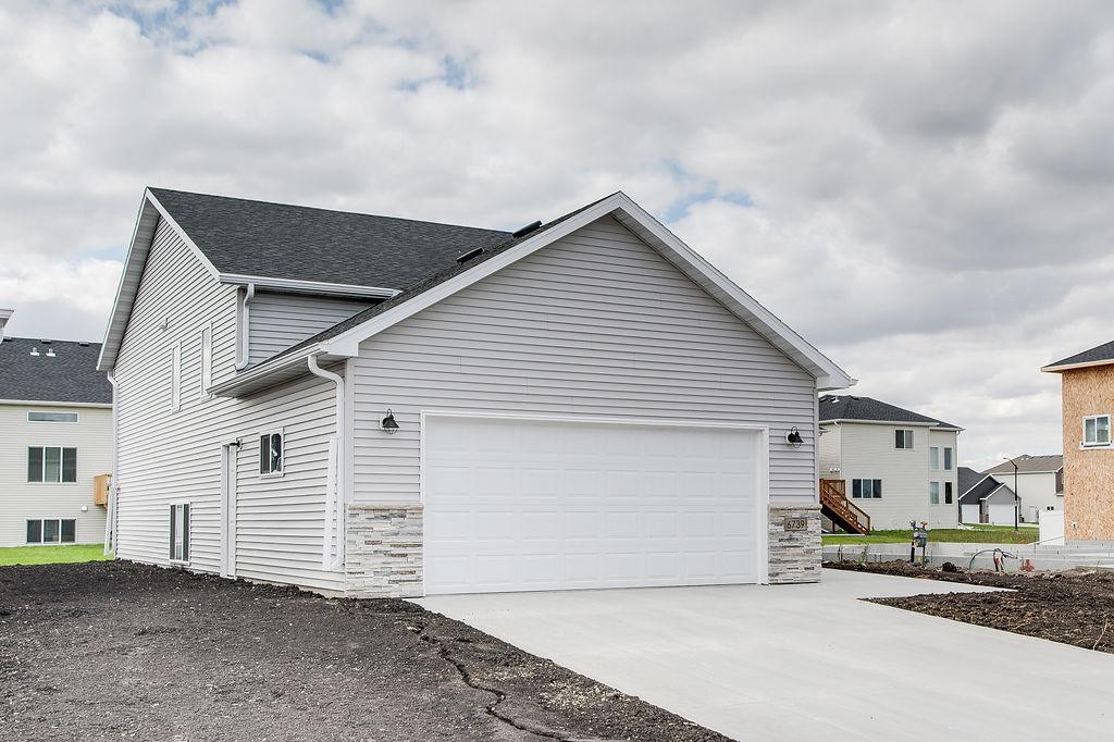 6739_SELKIRK_DR_S-3.jpg