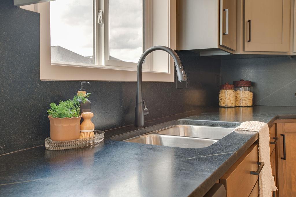 6739_SELKIRK_DR_S-15.jpg