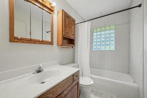 Main floor full bathroom
