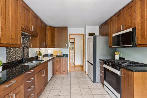 1233 Maywood Street North - Super spacious Kitchen with Stylish New High-end Appliances!!