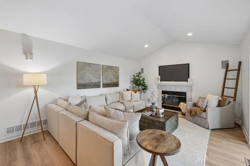 10-web-or-mls-49th Ave-S2008-015.jpg