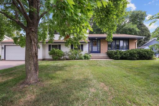Great Location- near a # of parks, trails, dining, shopping & much more!