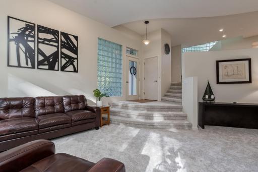 8-web-or-mls-317-meadow-woods-dr.jpg