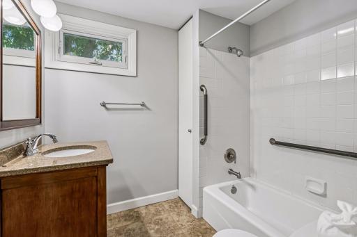 14. 5900 Queen Full Bath.jpg