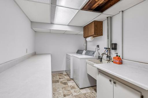 16. 5900 Queen Basement Laundry.jpg