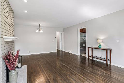 5. 5900 Queen Living:Dining.jpg