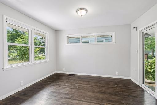 8. 5900 Queen Sitting Room.jpg