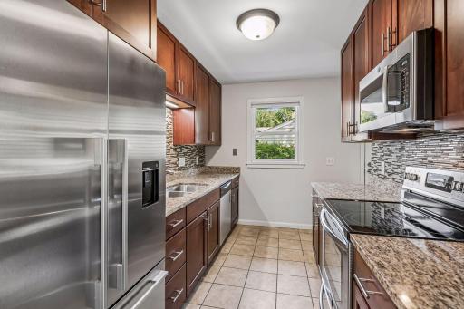 6. 5900 Queen Kitchen.jpg