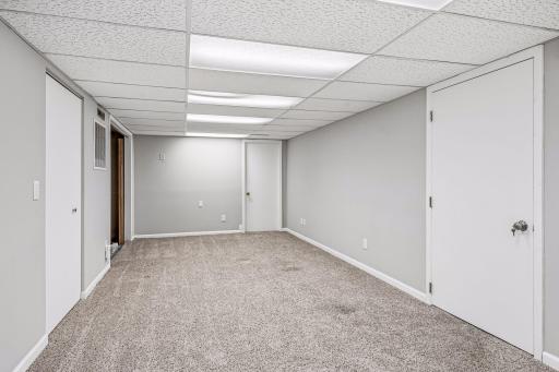 15. 5900 Queen Basement Family Room.jpg