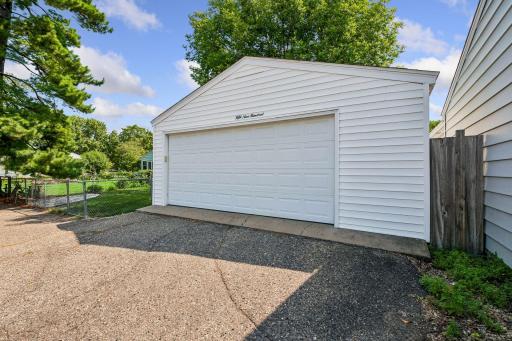 20. 5900 Queen 2 Car Garage.jpg